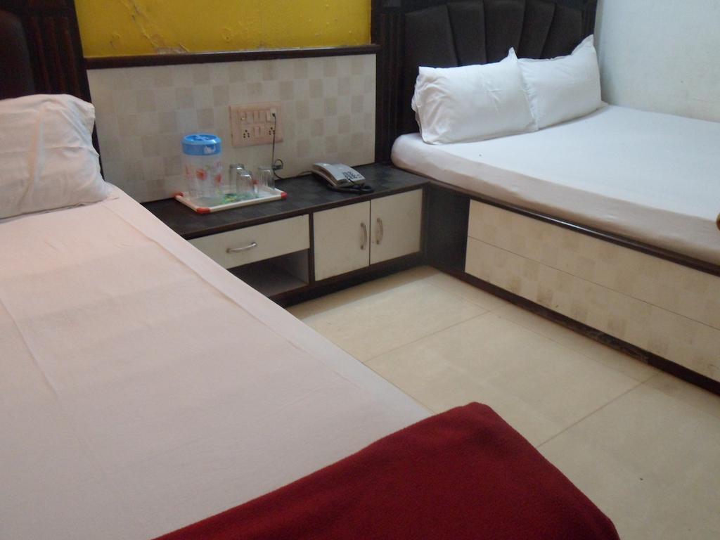 Hotel Happyland Мумбаї Номер фото
