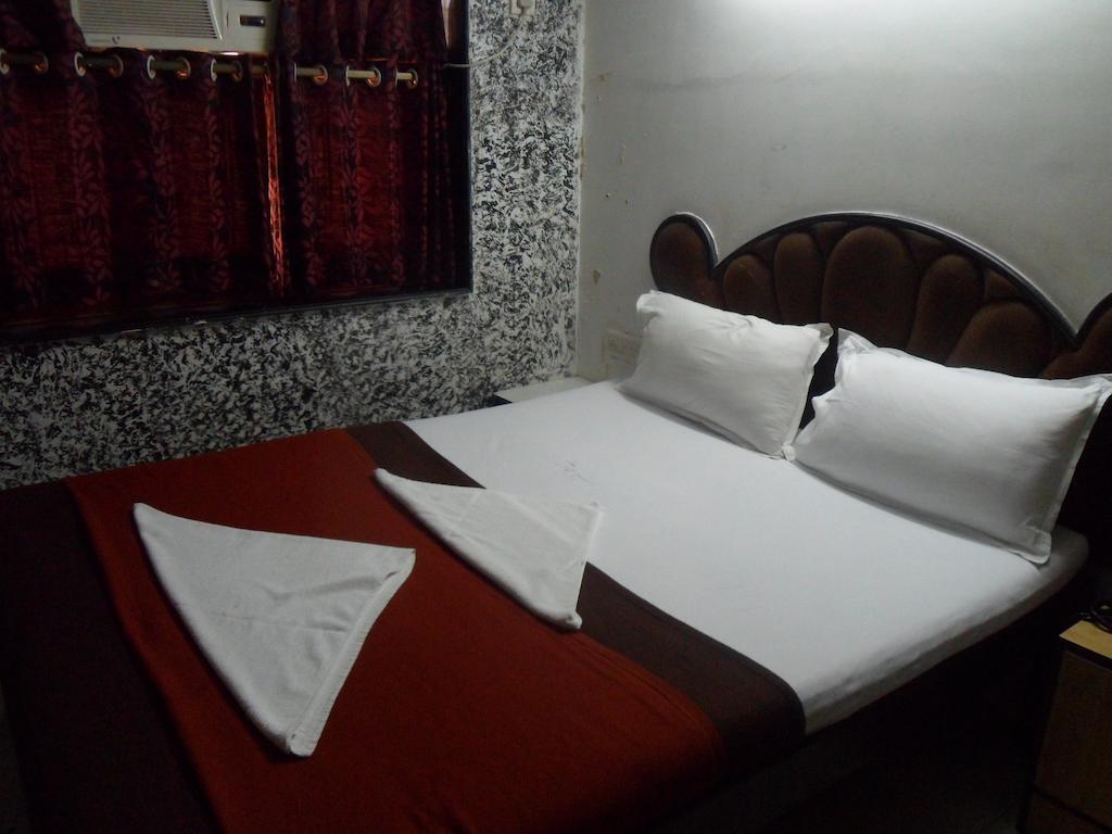 Hotel Happyland Мумбаї Номер фото