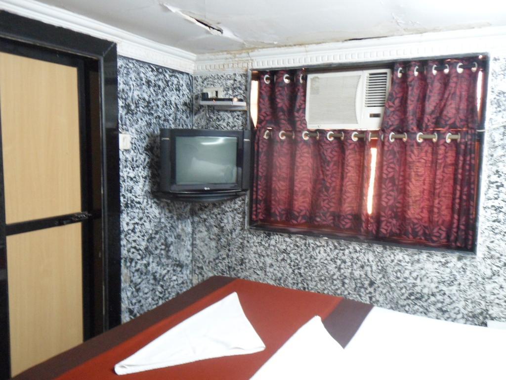 Hotel Happyland Мумбаї Екстер'єр фото