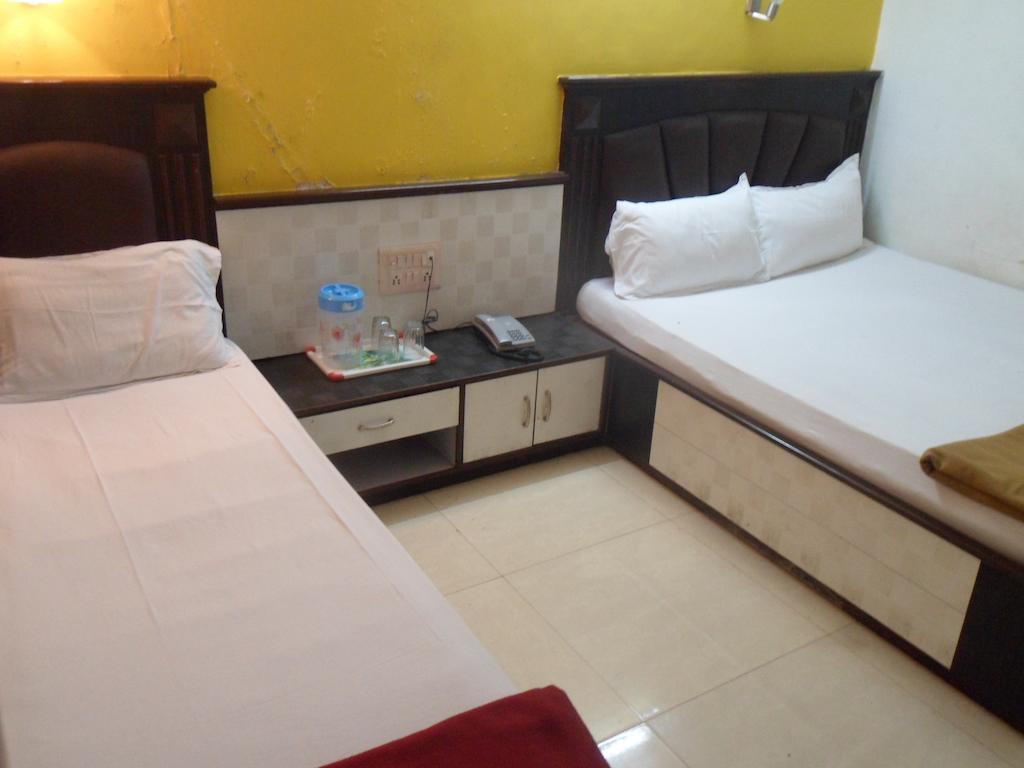 Hotel Happyland Мумбаї Номер фото