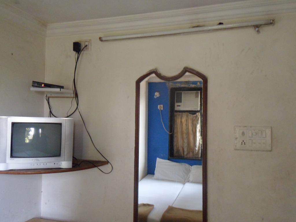 Hotel Happyland Мумбаї Екстер'єр фото