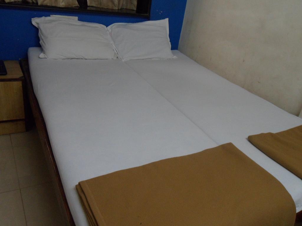 Hotel Happyland Мумбаї Номер фото